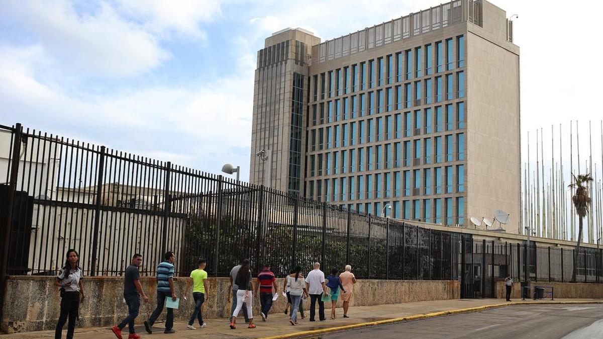 Fotografía del 12 de octubre de 2017, de varias personas que acuden a la embajada de los Estados Unidos en La Habana (Cuba). 