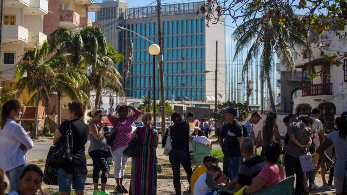 En esta foto del 2 de octubre del 2017, un grupo de cubanos espera en los alrededores de la embajada de Estados Unidos para recoger sus visas. El 29 de septiembre, el Departamento de Estado anunció la cancelación de todas las citas para nuevas solicitudes.