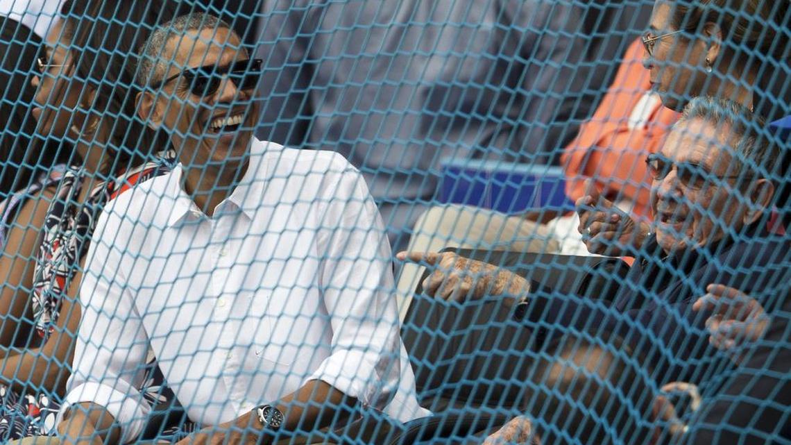 El mandatario cubano Raúl Castro (derecha) y presidente Barack Obama asisten a un juego de béisbol entre los Rays de Tampa Bay Rays y el equipo nacional antillano, en La Habana, el 22 de marzo del 2016.