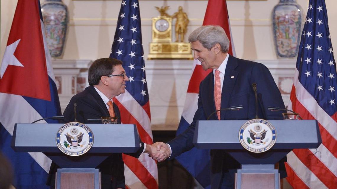 
El secretario de Estado de EEUU, John Kerry (der.), y el ministro cubano de Relaciones Exteriores, Bruno Rodríguez, ofrecen una rueda de prensa el lunes 20 de julio, después de una reunión en la sede del Departamento de Estado, en Washington. 


