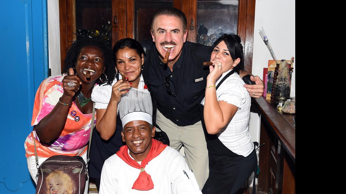 
Ron Magill, durante su reciente viaje a Cuba, posa para una foto con empleados y clientes de un restaurante en La Habana.


