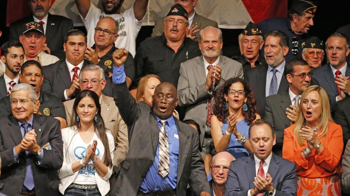 Jorge Luis Garcia Perez ”Antunez'” (centro) saluda en el evento donde el presidente Donald Trump anunció su nueva política hacia Cuba, en el Teatro Manuel Artime, en Miami, el 16 de junio del 2017.