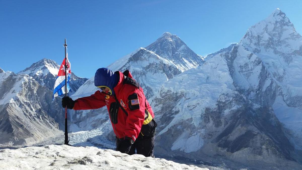 El médico cubano José Antonio Soto coloca la bandera de la Isla en la cima del monte Kala Pattar, a los pies del monte Everest.