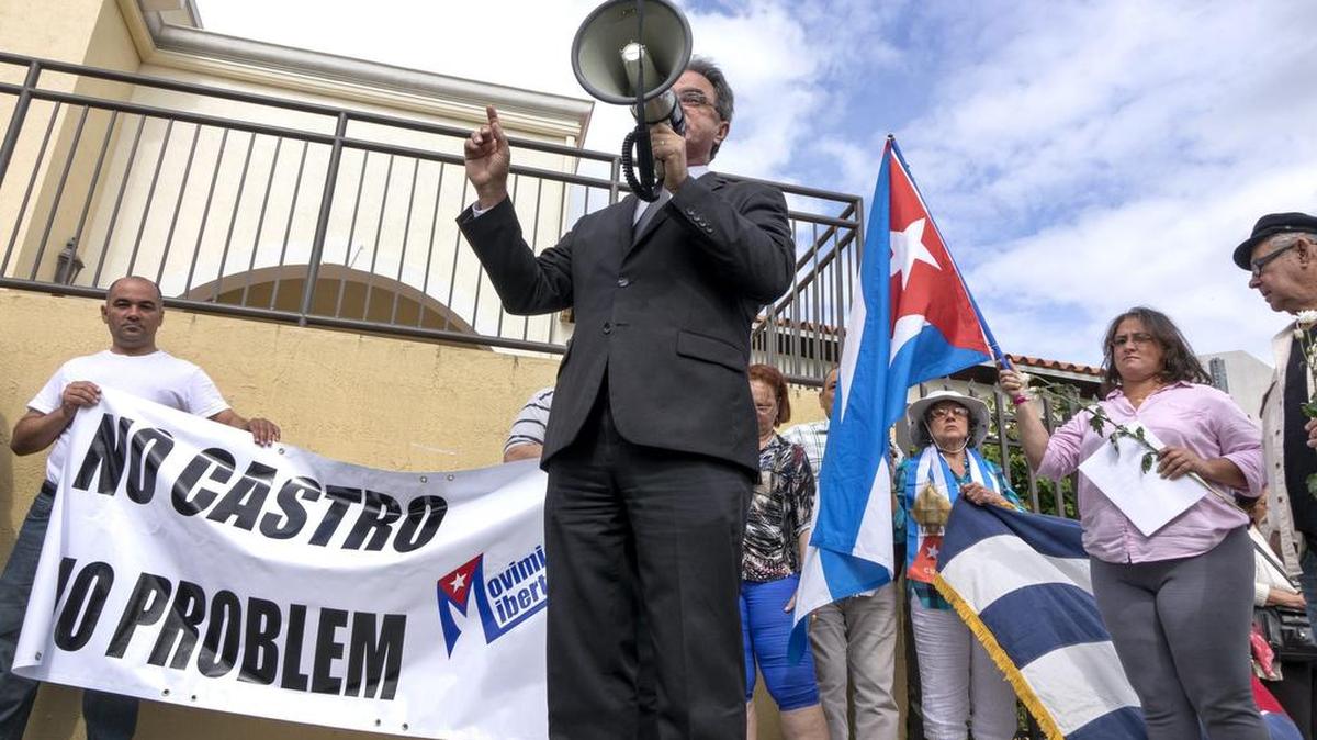 Ramón Saúl Sánchez, presidente de la organización del exilio cubano Movimiento Democracia, pronuncia un discurso el martes ante una treintena de cubanos concentrados frente al Consulado General de Nicaragua en Miami.