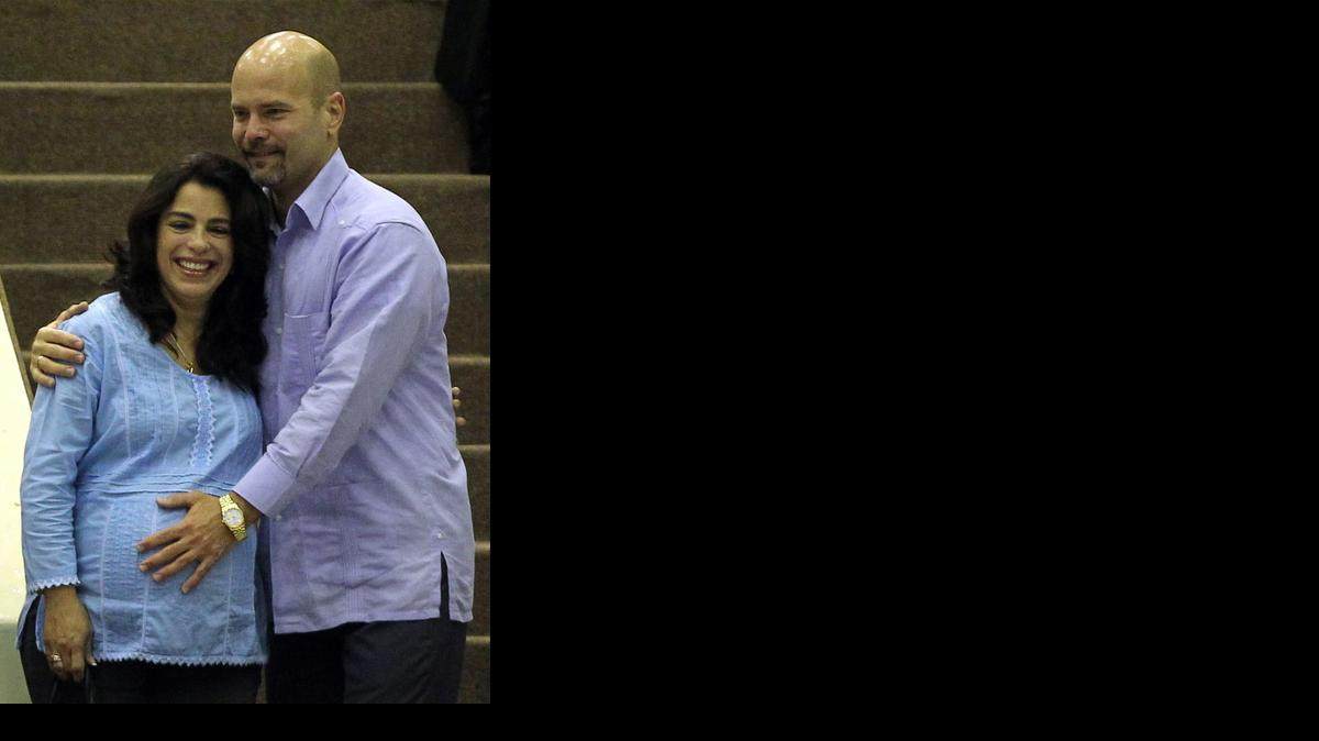 
 Fotografía del 20 de diciembre de 2014 de Adriana Pérez y su esposo, el agente cubano Gerardo González, liberado pocos días antes por Estados Unidos. EFE/Alejandro Ernesto
