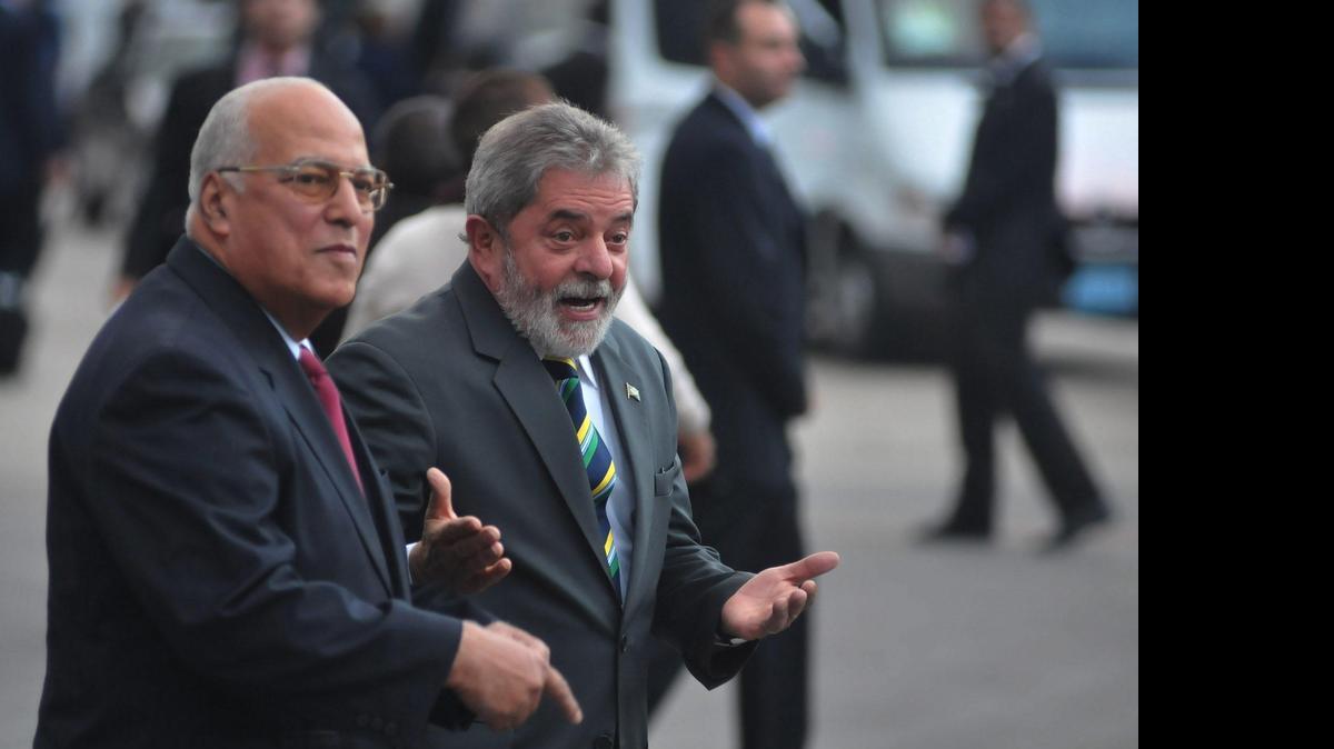 
El ex presidente de Brasil, Luis Inácio Lula da Silva (der.) habla con el vicegobernante del Consejo de Ministros, Ricardo Cabrisas, en el 2008, cuando llega al aeropuerto José Martí en La Habana.
