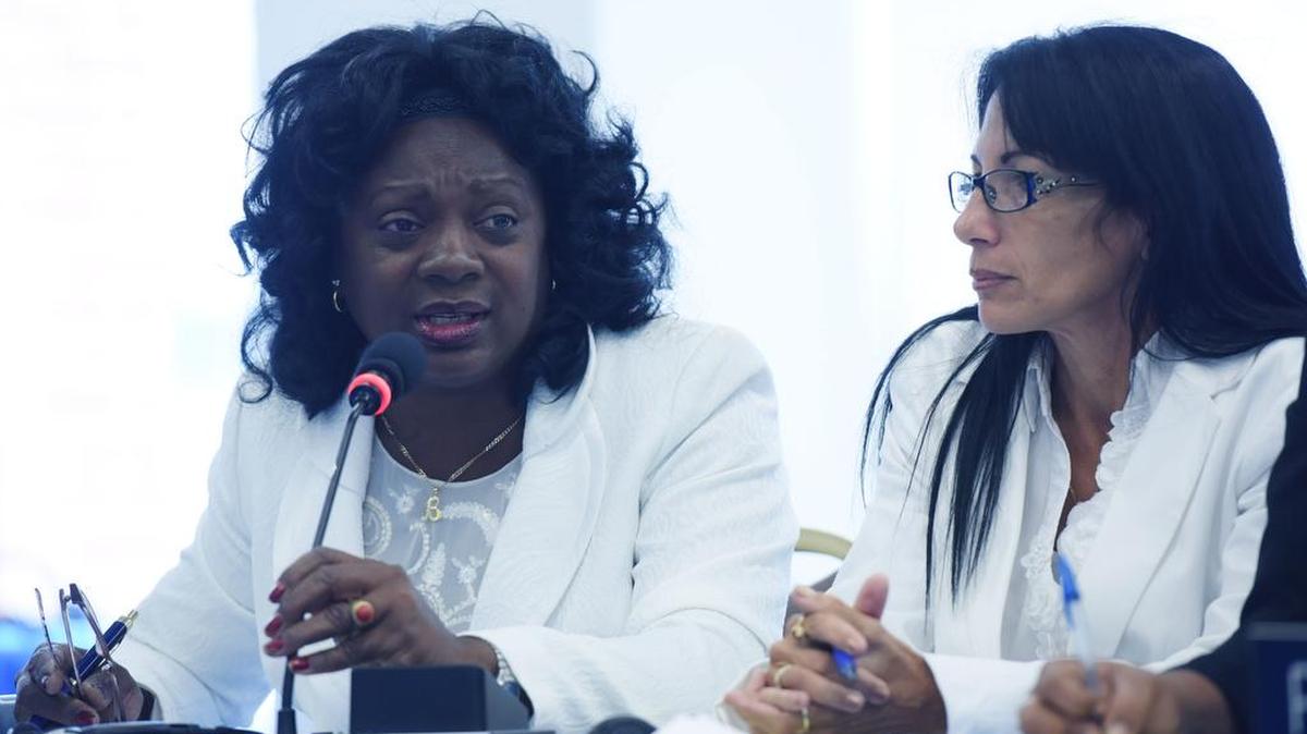 Berta Soler (izq.) y Leticia Ramos participan junto a otros representantes de varias organizaciones de la sociedad civil cubana, en una denuncia el viernes 8 de abril de 2016, en Washington DC (Estados Unidos) frente a la Comisión Interamericana de Derechos Humanos (CIDH) sobre un aumento de la “represión” del Gobierno de la isla contra los activistas y periodistas independientes.
