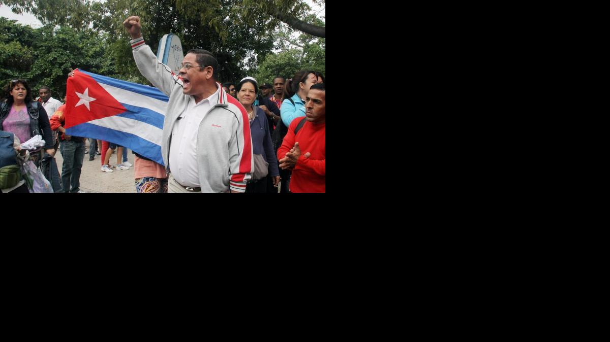 
 Varias personas gritan consignas a favor de Gobierno cubano durante una manifestación del grupo opositor llamado "Damas de Blanco” el miércoles 10 de diciembre del 2014, en una céntrica calle de la capital cubana. EFE/Ernesto Mastrascusa
