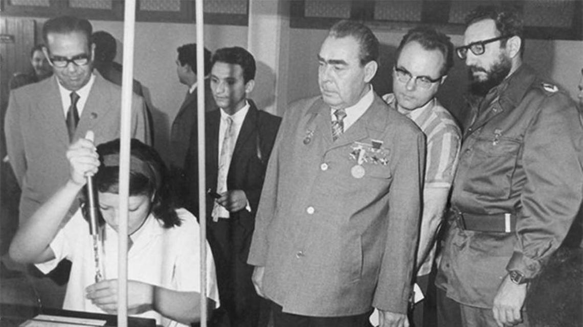 Fidel Castro y Leonid I. Breznev en la inauguración oficial de la escuela en 1974. Atrás, a la izq., Osvaldo Dórticos Torrado, que todavía era presidente nominal de Cuba.