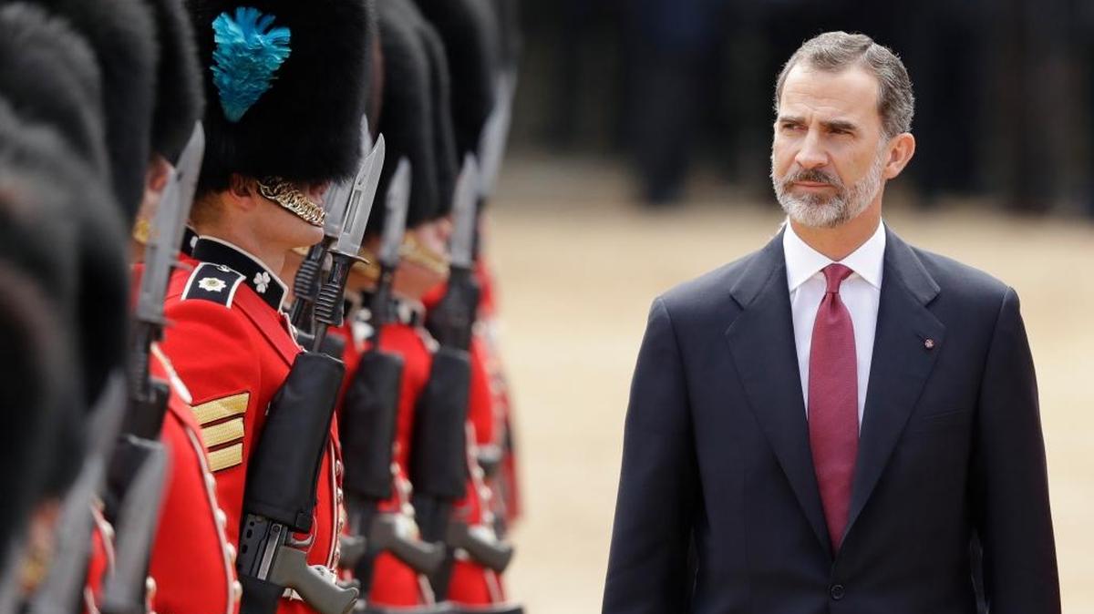 El rey Felipe de España inspecciona una guardia de honor en Londres, durante una visita a Gran Bretaña en julio del 2017.