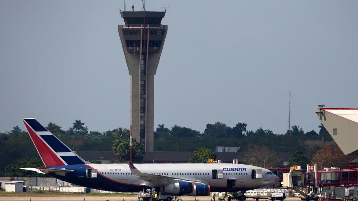 Imagen tomada a un avión de la Cubana de Aviación en el aeropuerto José Martí, en La Habana.