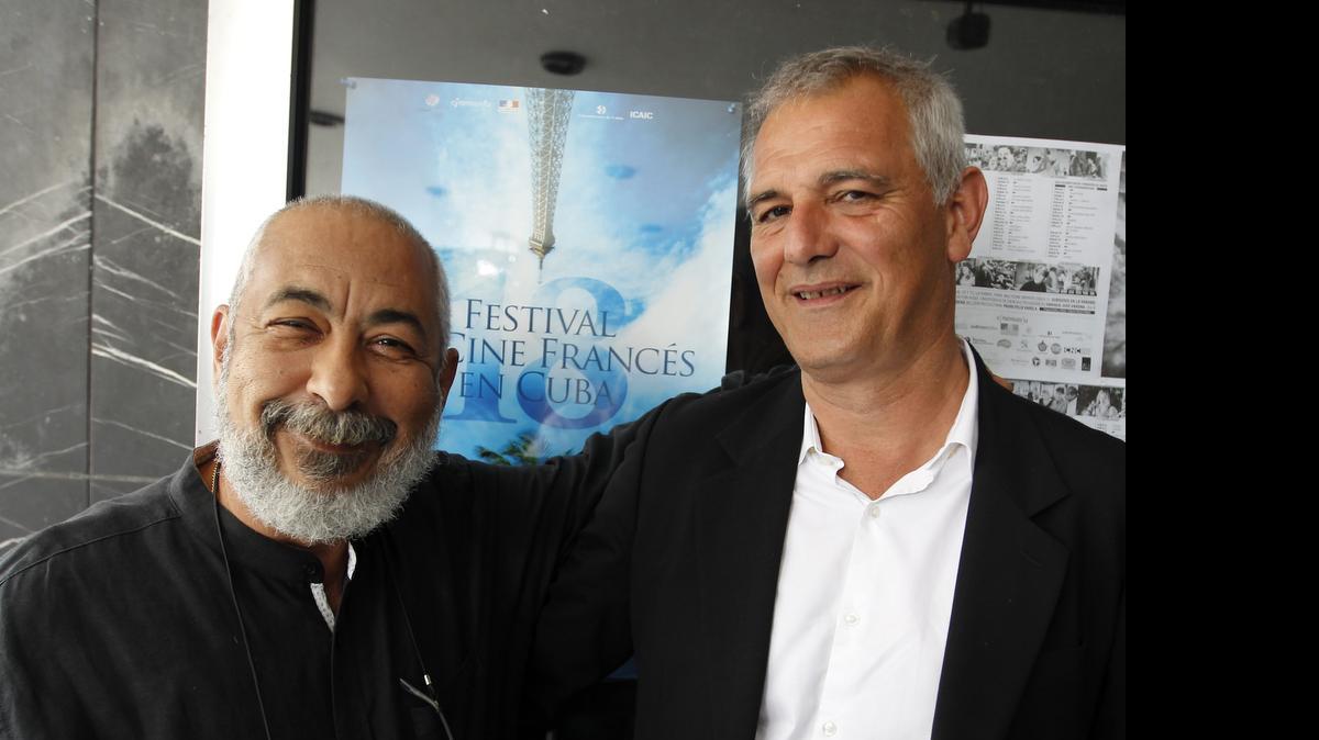 
El escritor cubano Leonardo Padura (izq.) y el director francés Laurent Cantet (der.) en La Habana.
