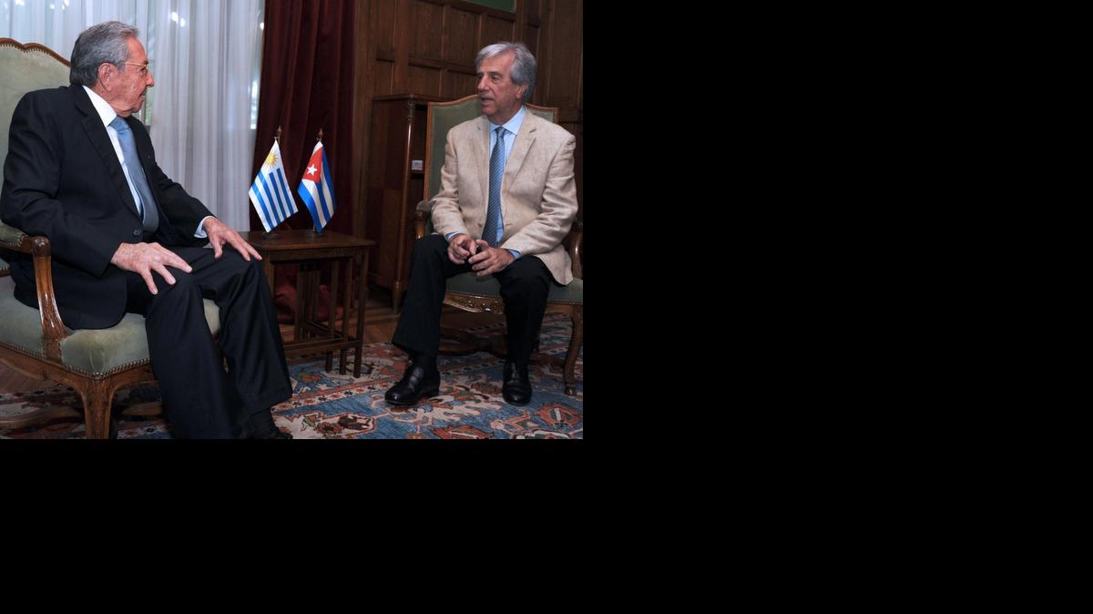 
Fotografía cedida por la Presidencia de Uruguay hoy, lunes 2 de marzo de 2015, que muestra al gobernante cubano, Raúl Castro (d), y al nuevo mandatario de Uruguay, Tabaré Vázquez (i), mientras sostienen una reunión bilateral en la residencia presidencial de Montevideo (Uruguay). 
