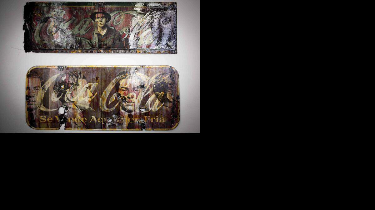 
El arte “fue una excepción del embargo (…), fue una suerte para nosotros”, dice el artista cubano Kadir López, de 41 años, en su casa llena de obras de arte moderno.
