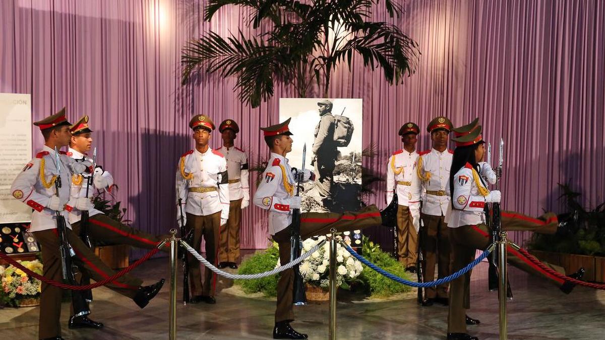 Un grupo de soldados custodia el altar del líder cubano Fidel Castro el lunes 28 de noviembre de 2016, durante un homenaje póstumo en su honor en la Plaza de la Revolución de La Habana (Cuba).