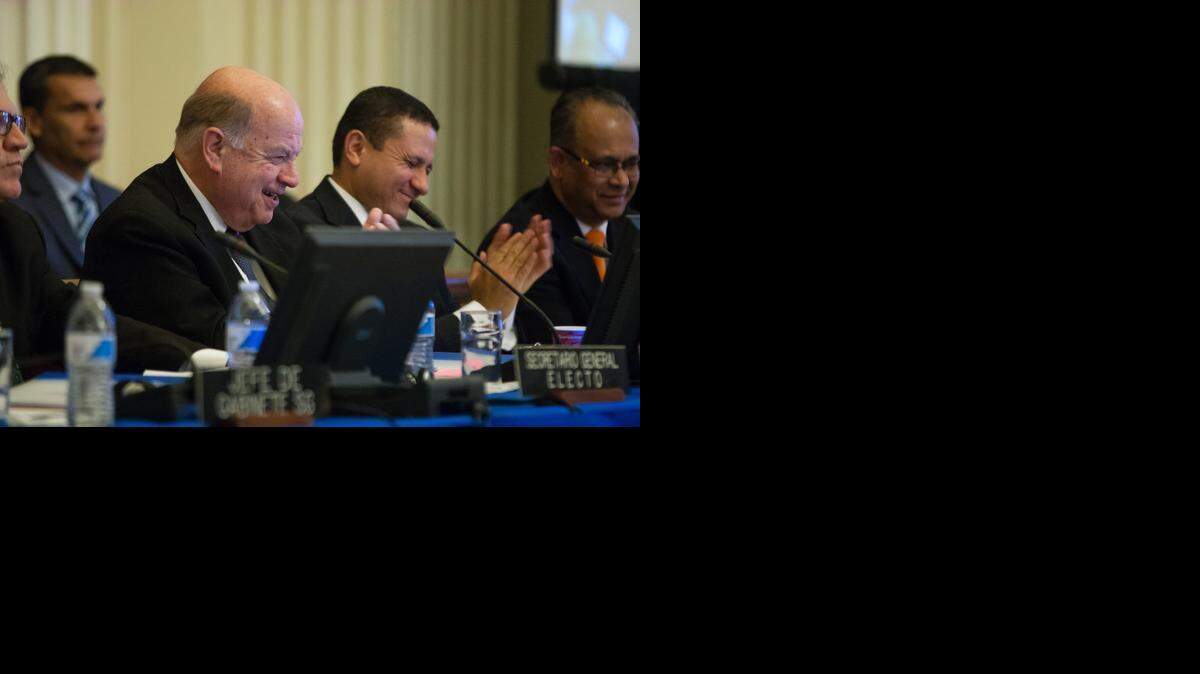 
El secretario general de la OEA, José Miguel Insulza (izq.), sonríe durante la elección del ex canciller uruguayo Luis Almagro, el miércoles pasado, para que conduzca la riendas de esa organización a partir de mayo.
