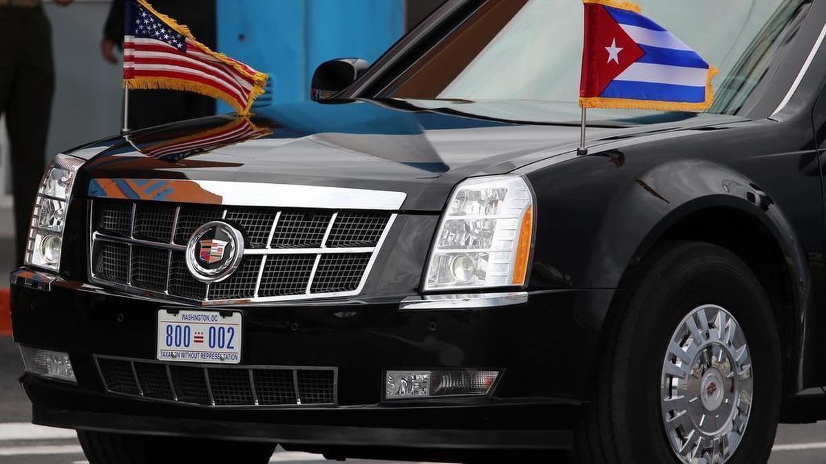 Vista del vehículo que transporta al presidente de Estados Unidos, Barack Obama, tras su llegada hoy, domingo 20 de marzo de 2016, al aeropuerto José Martí de La Habana (Cuba). Obama, llegó hoy a Cuba, donde cursará hasta el día 22 una histórica visita para sellar el proceso de acercamiento con la isla.