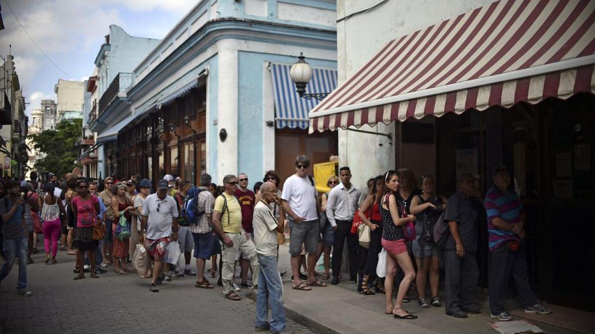 Foto del 19 de marzo de 2016 muestra cubanos y turistas haciendo gila frente a la oficina de Western Union para recibir remesas de La Habana.
