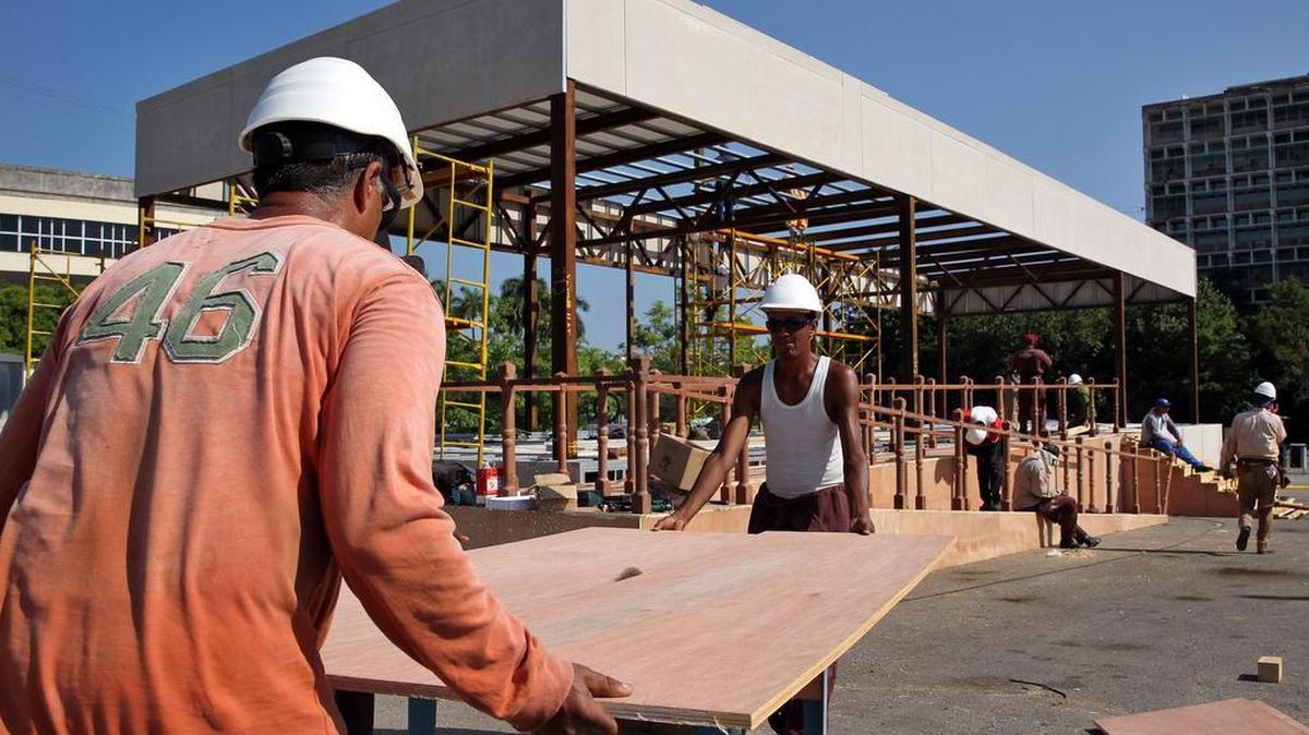 
Obreros cubanos trabajan en la construcción del altar en que oficiará su primera misa el Papa Francisco durante su visita a la isla, en la Plaza de la Revolución, en La Habana (Cuba). 

