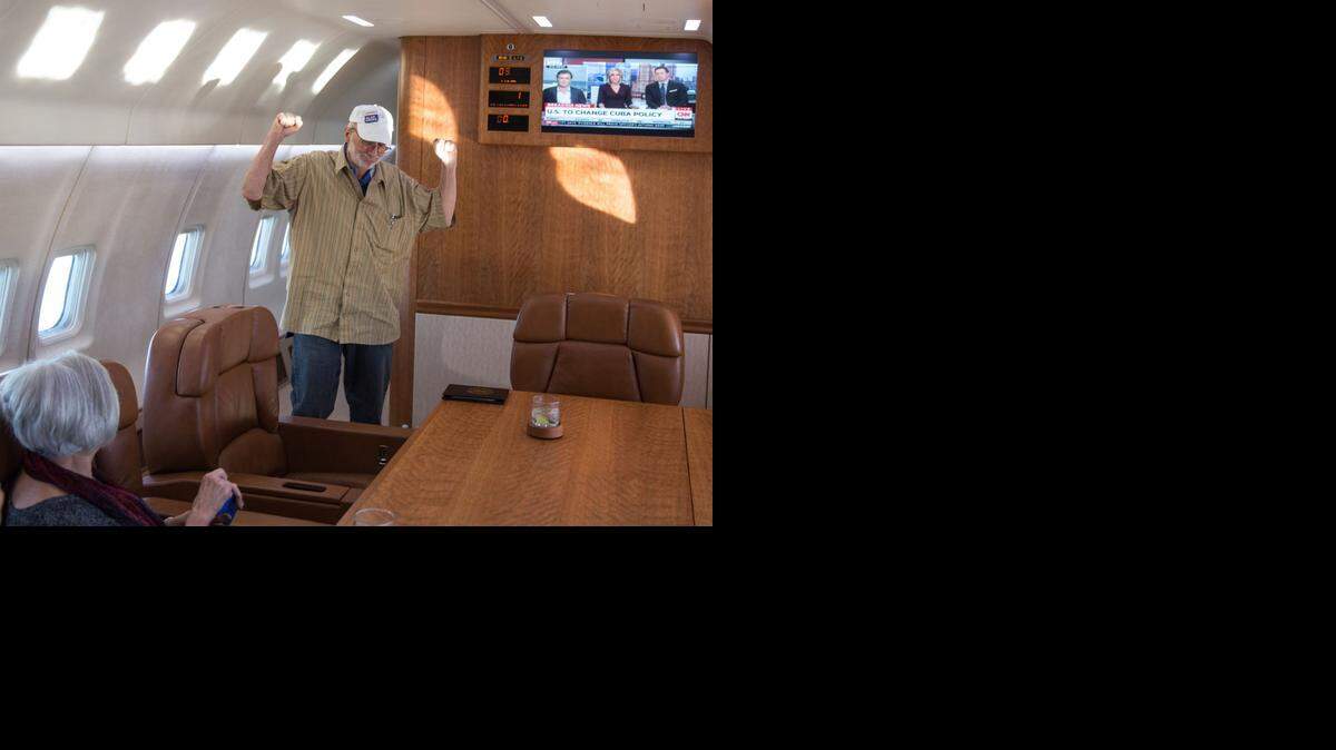 
A bordo de un avión del gobierno de EEUU, Alan Gross festeja su liberación tras cinco años de encarcelamiento en Cuba. Su libertad, como parte de un canje de prisioneros, fue acordada por ambos gobiernos tras 18 meses de negociaciones secretas. El trato abrió la vía al reestablecimiento de relaciones diplomáticas anunciado el 17 de diciembre por el presidente Barack Obama. 

