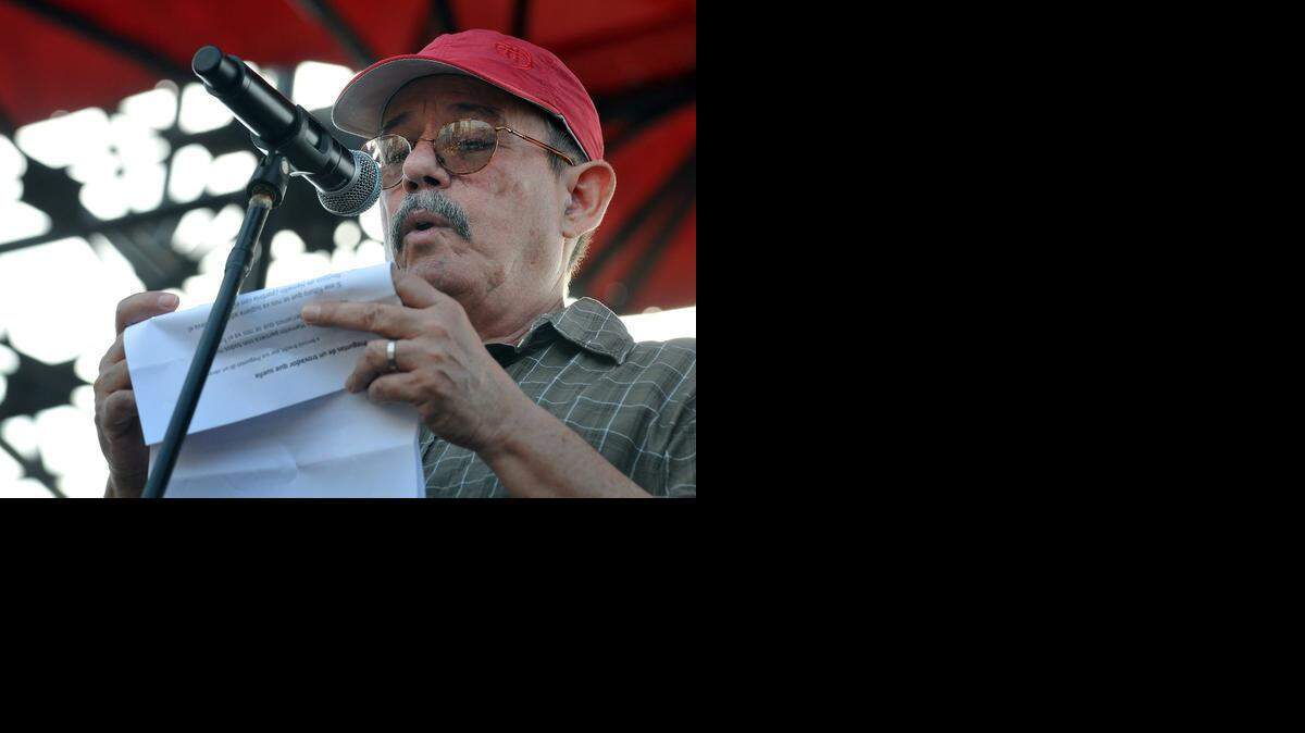 
El cantautor cubano Silvio Rodríguez lee un texto frente a cientos de personas el 10 de abril de 2010, en La Habana, en el ‘Concierto por la patria’, para repudiar las críticas de EEUU, Europa, medios internacionales y disidentes a la situación de los derechos humanos en ese país.

