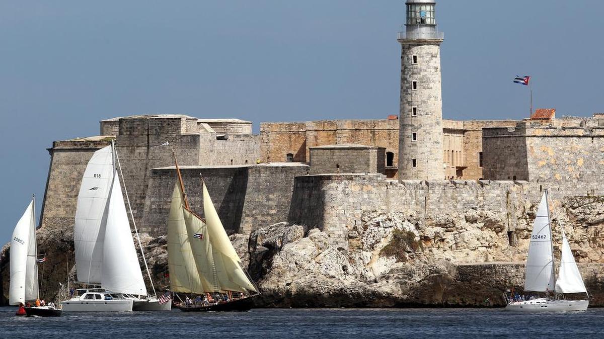 Embarcaciones procedentes de la Florida surcan las aguas del litoral de La Habana, Cuba, el miércoles 3 de febrero, durante la regata “Castillo del Morro”.