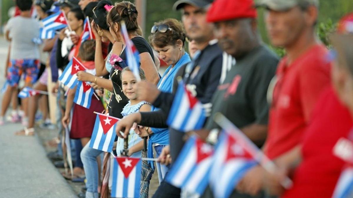 Cubanos esperan el paso de las cenizas de Fidel Castro fuera de Ranchuelo, Cuba.