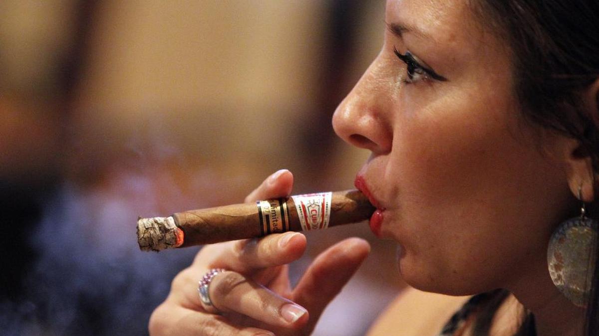 Una mujer se fuma un tabaco Cohiba que celebra el 50 aniversario de su creación en 2016, este lunes 29 de febrero del 2016, durante la inauguración del Festival del Habano en La Habana, Cuba.
