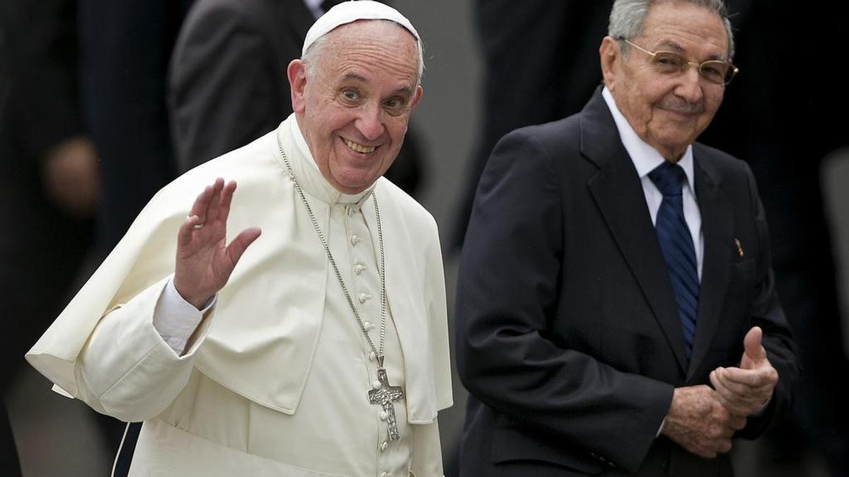 
El Papa Francisco llega al Aeropuerto Internacional José Martí, en La Habana, y es recibido por el mandatario Raúl Castro.

