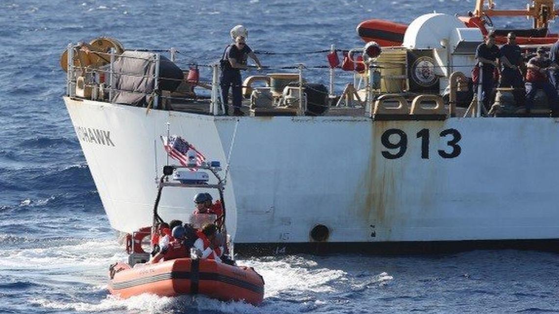 La Guardia costera en una misión de intercepción y rescate de balseros en altamar. Foto de archivo.