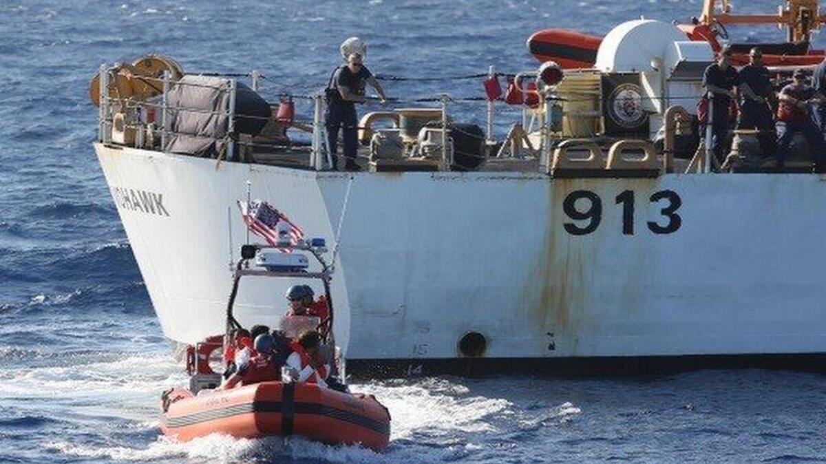 La Guardia costera en una misión de intercepción y rescate de balseros en altamar. Foto de archivo.