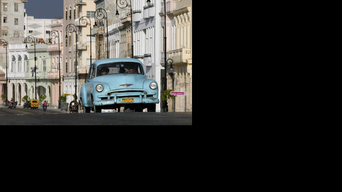 
Los llamados ‘almendrones’, a veces mal parchados o incluso desvencijados, son utilizados como taxis individuales, colectivos, o simplemente como medio de transporte familiar.
