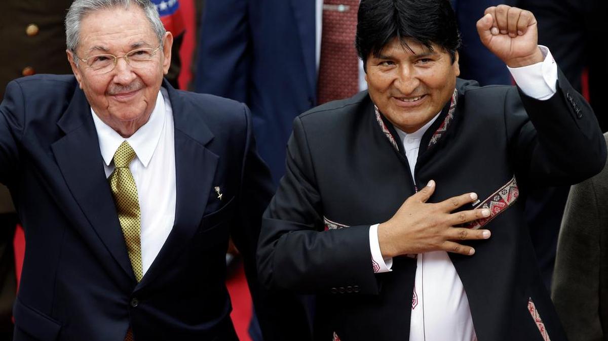 El gobernante de Cuba, Raúl Castro y el presidente de Bolivia, Evo Morales, en una reunión en Caracas, el 19 de abril de 2013.