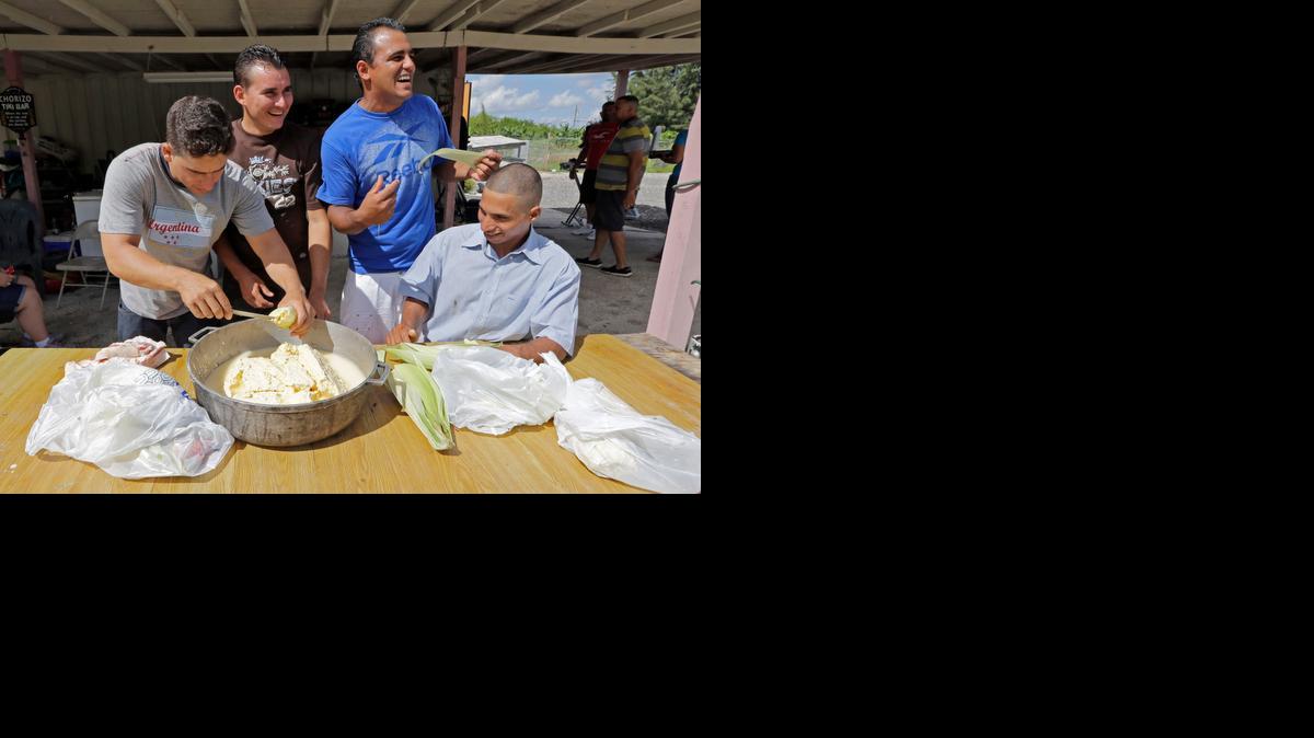 
Jose Fuente Lastre, prepara un tamal junto a Maikel Villavicencio, Wilfredo Suárez, and Yanier Martínez Díaz, durante una reunión de los balseros que arriesgaron su vida en la travesía.
