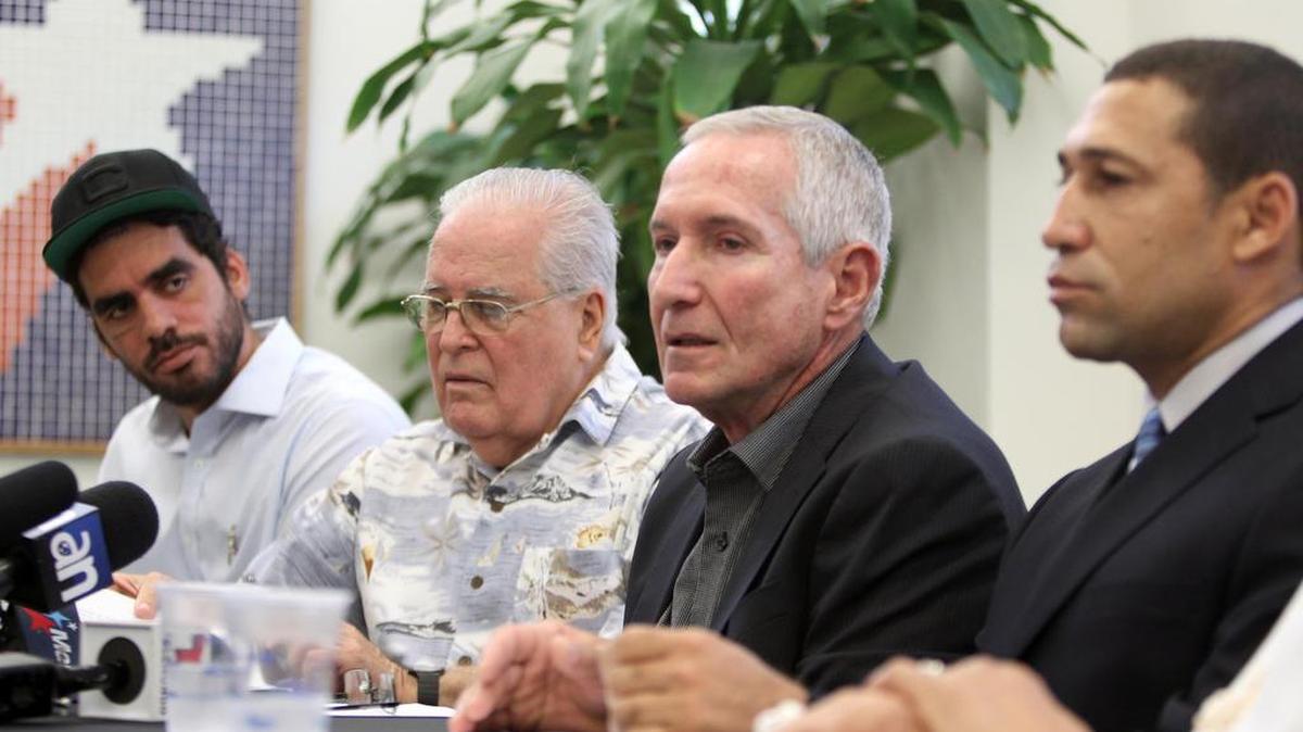 De izquierda a derecha, Danilo Maldonado (El Sexto), Elizardo Sánchez Santa Cruz, Adolfo Fernández e Yriade Hernández, durante una conferencia de prensa en la Fundación Nacional Cubano Americana el viernes 23 de junio de 2017, para llamar la atención sobre la salud del prisionero político y coordinador de la UNPACU Jorge Cervantes.