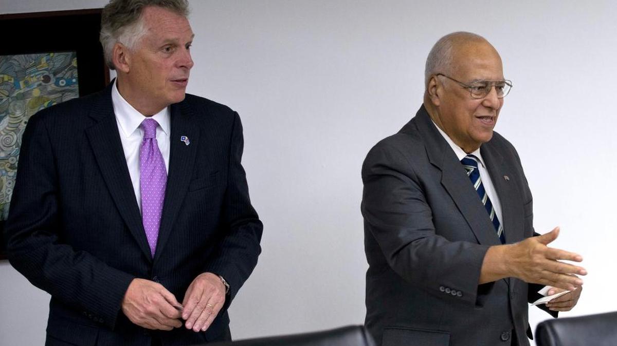 El gobernador del estado de Virginia Terry McAuliffe (i) se reúne con el vicepresidente cubano Ricardo Cabrisas (d) el lunes 04 de enero de 2016, en La Habana (Cuba). El gobernador de Virginia expresó hoy su confianza en que 2016 sea el año en que se haga irreversible la normalización de relaciones entre Cuba y EE.UU., con avances como la autorización de los viajes a la isla de estadounidenses o de créditos para las transacciones comerciales. EFE/Ramón Espinosa/POOL