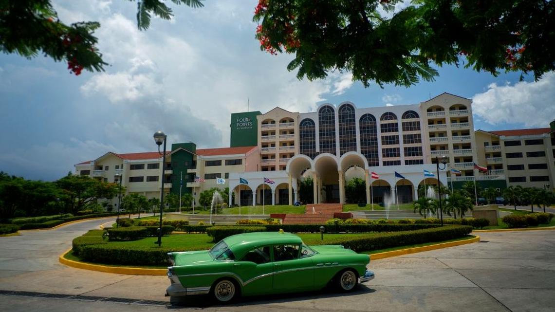 Un automóvil clásico pasa frente al hotel Four Points by Sheraton en La Habana, Cuba, administrado por la cadena hotelera estadounidense Starwood y propiedad de Gaviota, parte del conglomerado militar conocido como GAESA, en una foto de archivo de junio del 2016.