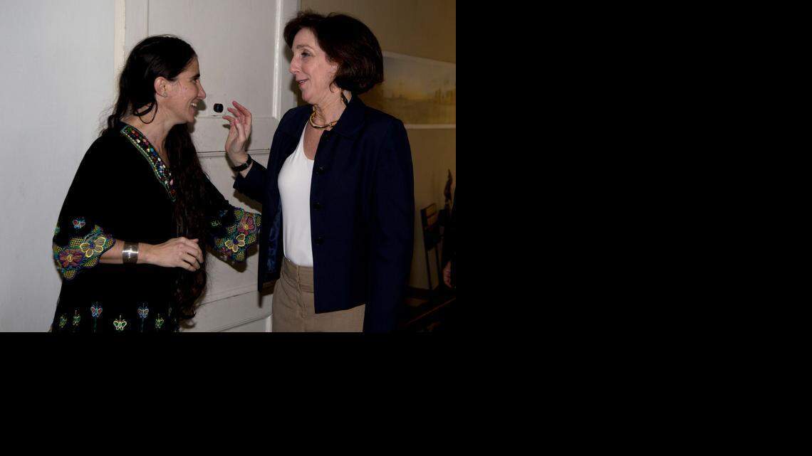 
La bloguera cubana Yoani Sánchez durante un encuentro con la subsecretaria de Estado para Asuntos del Hemisferio Occidental Roberta S. Jacobson.


