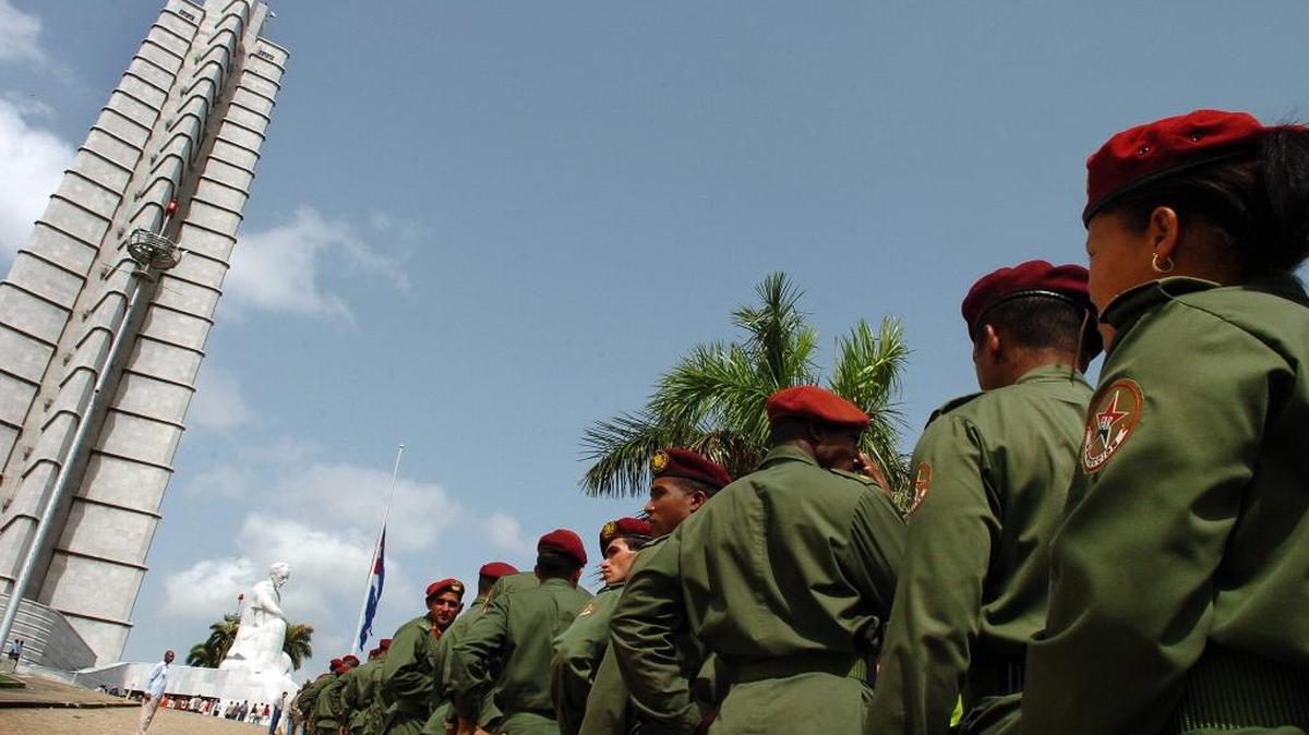 Militares cubanos hacen fila en el 2007 frente a la Plaza de la Revolución en La Habana.