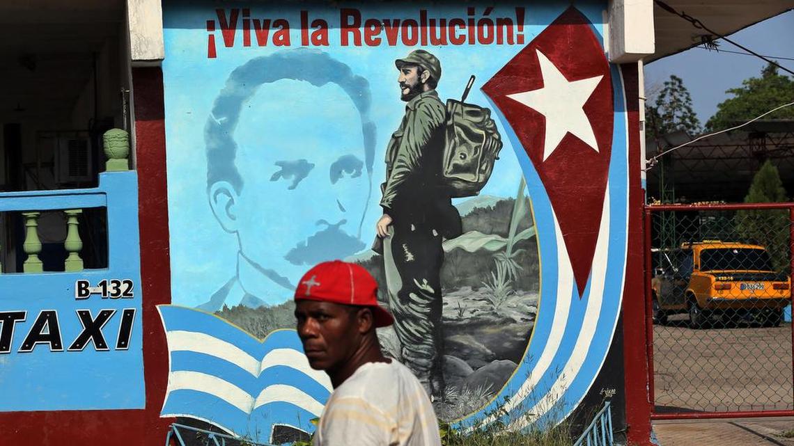Fotografía del 3 de marzo de 2017, donde se observa a un hombre junto a un cartel alusivo al fallecido líder cubano Fidel Castro en La Habana (Cuba).