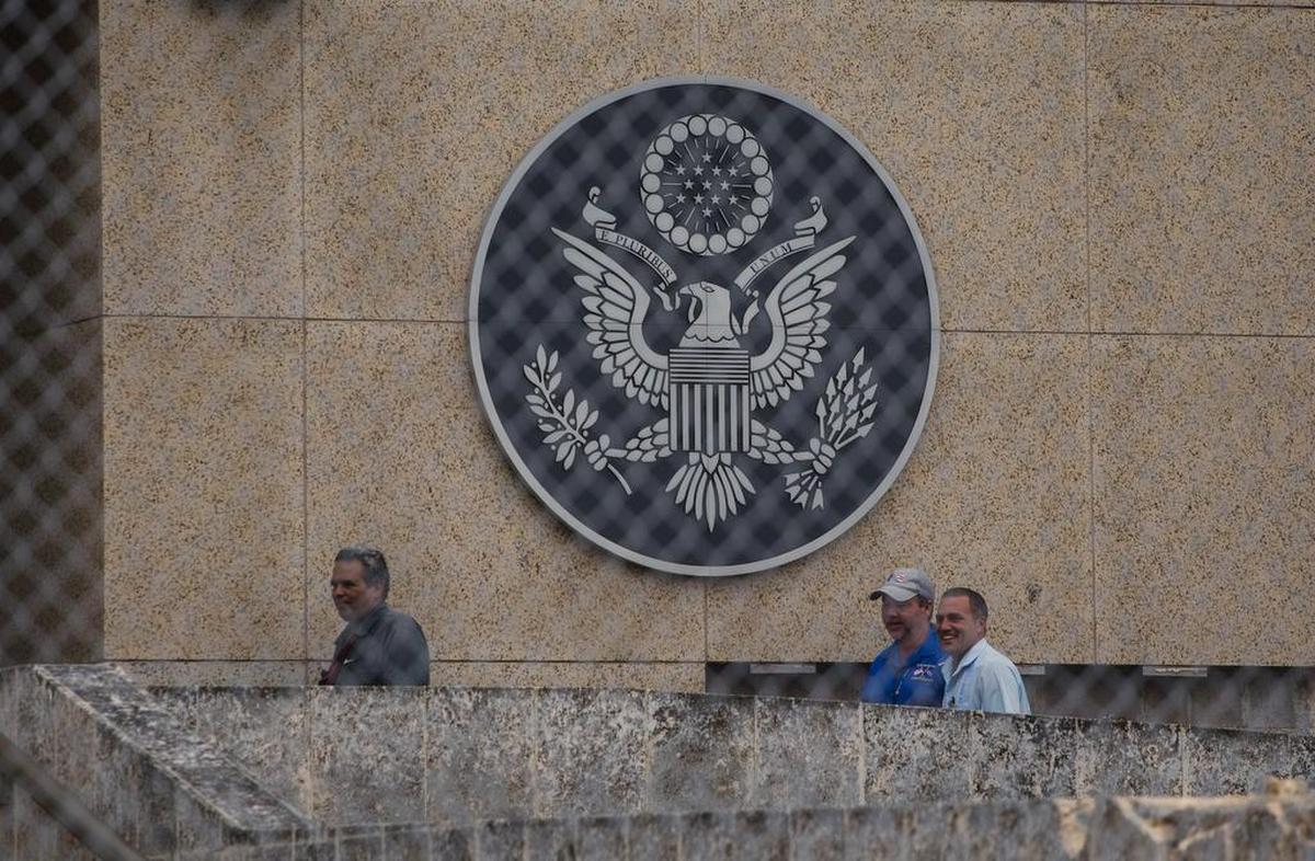 Personal camina dentro del recinto de la embajada de los Estados Unidos en La Habana, Cuba, el viernes, 29 de septiembre de 2017.