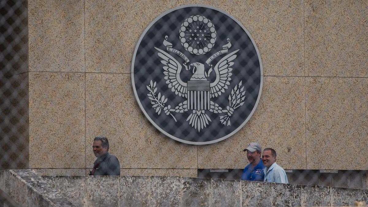 Personal camina dentro del recinto de la embajada de los Estados Unidos en La Habana, Cuba, el viernes, 29 de septiembre de 2017.