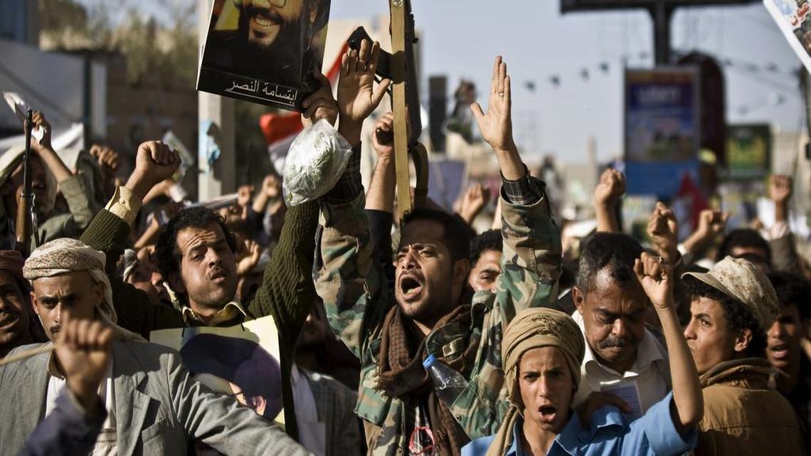Rebeldes chiítas, con un letrero del líder de Hezbolá, jeque Hassan Nasrallah, durante una manifestación en Yemen en abril del 2015.