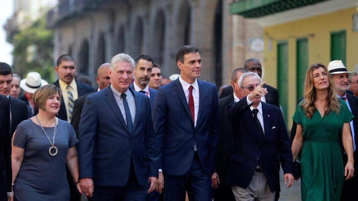 El presidente del gobierno de España, Pedro Sánchez (c), y su esposa, María Begoña Gómez (d), escuchan al historiador cubano, Eusebio Leal (2d), acompañados por el gobernante cubano Miguel Díaz-Canel (2i), y su esposa, Lis Cuesta Peraza (i), mientras recorren las calles de La Habana. EFE/Yander Zamora