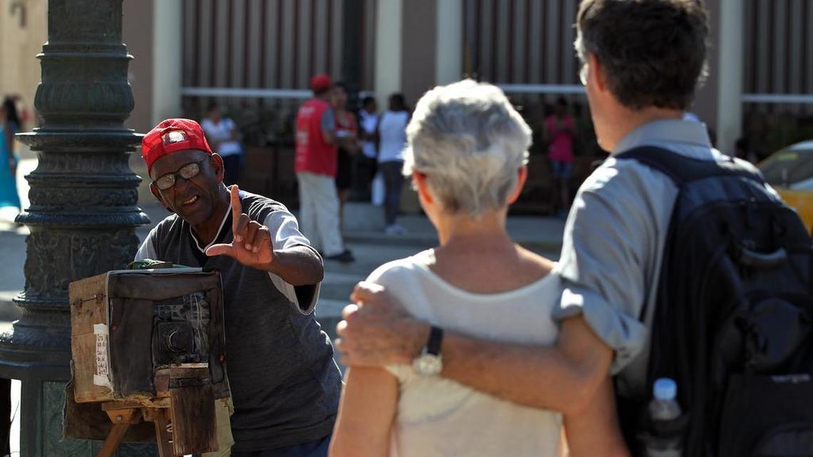 Un fotógrafo “minutero” retrata una pareja de turistas con una vieja cámara de cajón el lunes 14 de marzo de 2016, en La Habana. Una delegación de 23 miembros del Congreso de EEUU, entre los que destaca la líder demócrata Nancy Pelosi y el senador republicano Jeff Flake, se unirá al presidente Obama en su visita a la isla, entre el 21 y el 22 de marzo.