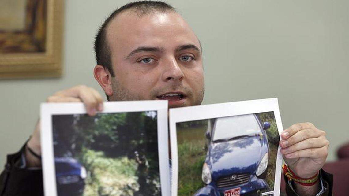 
El joven político español Angel Carromero muestra unas fotografías del auto en el que murió el líder disidente cubano Oswaldo Payá, durante una conferencia de prensa en Miami.
