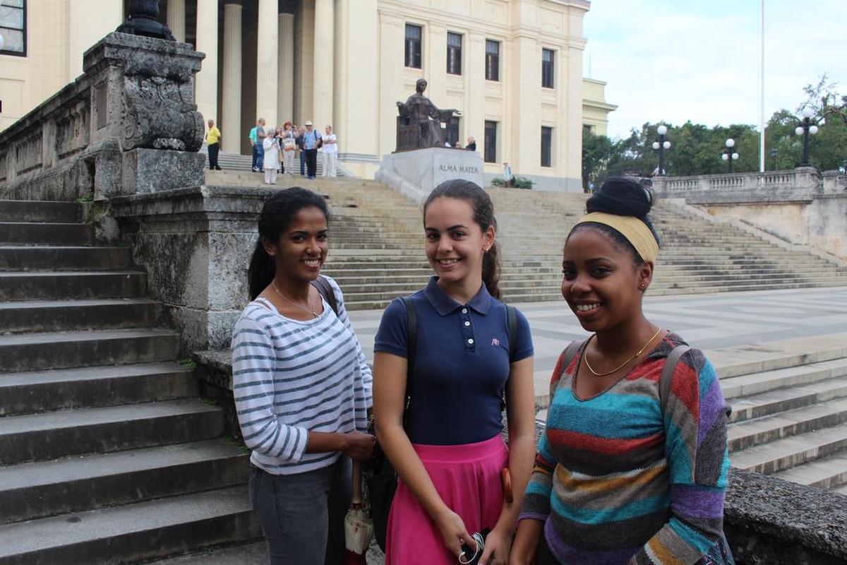 Laura de León (izq) con dos compañeras de clase de primer año de Farmacia en la Universidad de La Habana. De León no concuerda con la percepción popular de que los jóvenes en Cuba son apolíticos y están más interesados en marcharse del país que en planear su futuro en la isla.