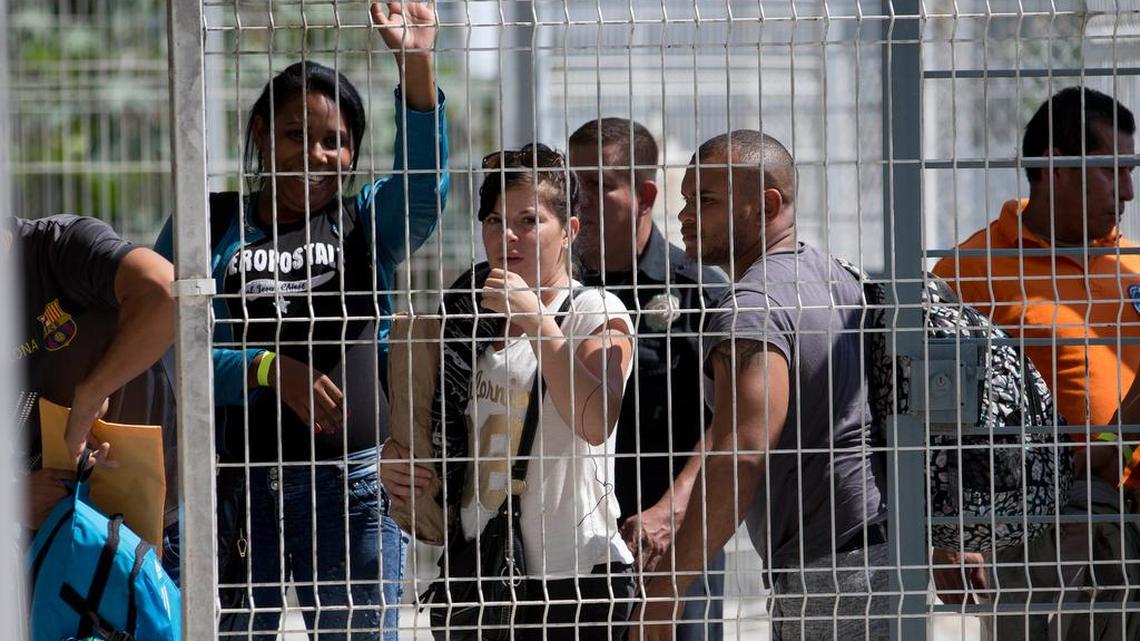 Foto de archivo. Migrantes cubanos llegan a Ciudad Hidalgo, en la frontera de México con Guatemala, el miércoles en enero del 2016.