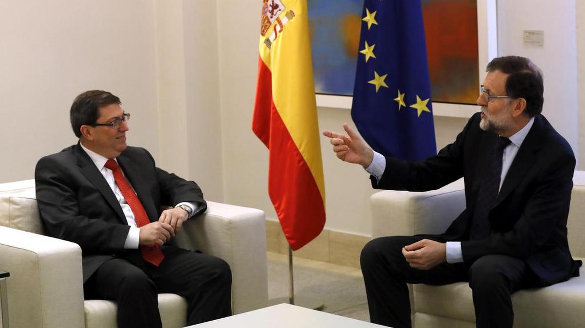 El presidente del Gobierno, Mariano Rajoy (d), conversa con el ministro de Relaciones Exteriores de Cuba, Bruno Rodríguez (i), durante el encuentro que han mantenido el lunes en el Palacio de la Moncloa.