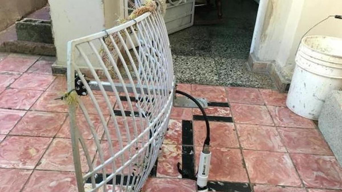 Antena casera para la recepción y envío de señales WiFi, usadas en las redes alternativas de conexión.